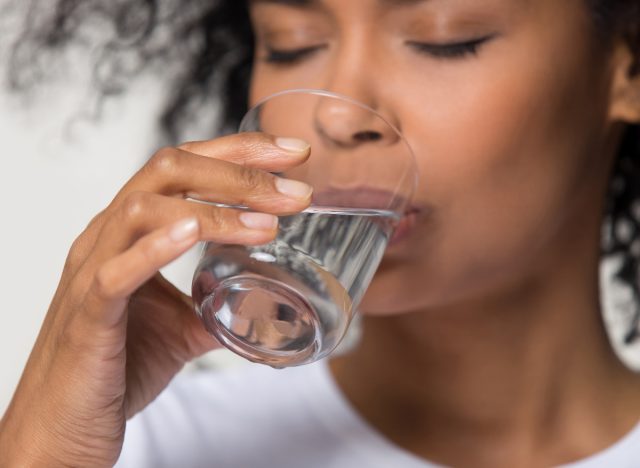 zbliżenie kobieta wody pitnej