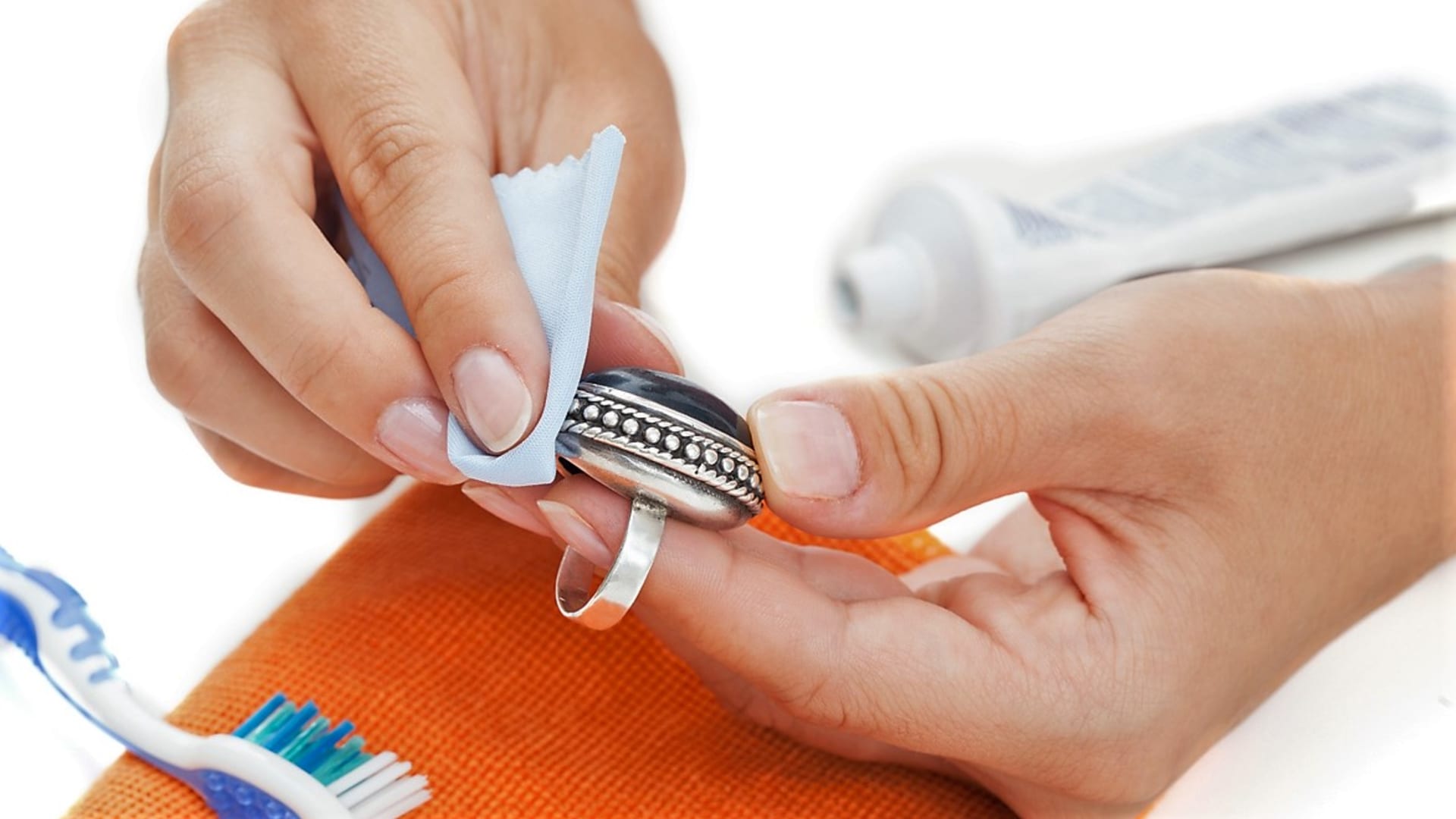 Pasta do zębów może być stosowana do czyszczenia i przywracania blasku zmatowionego srebra, a zwłaszcza biżuterii z kamieniami