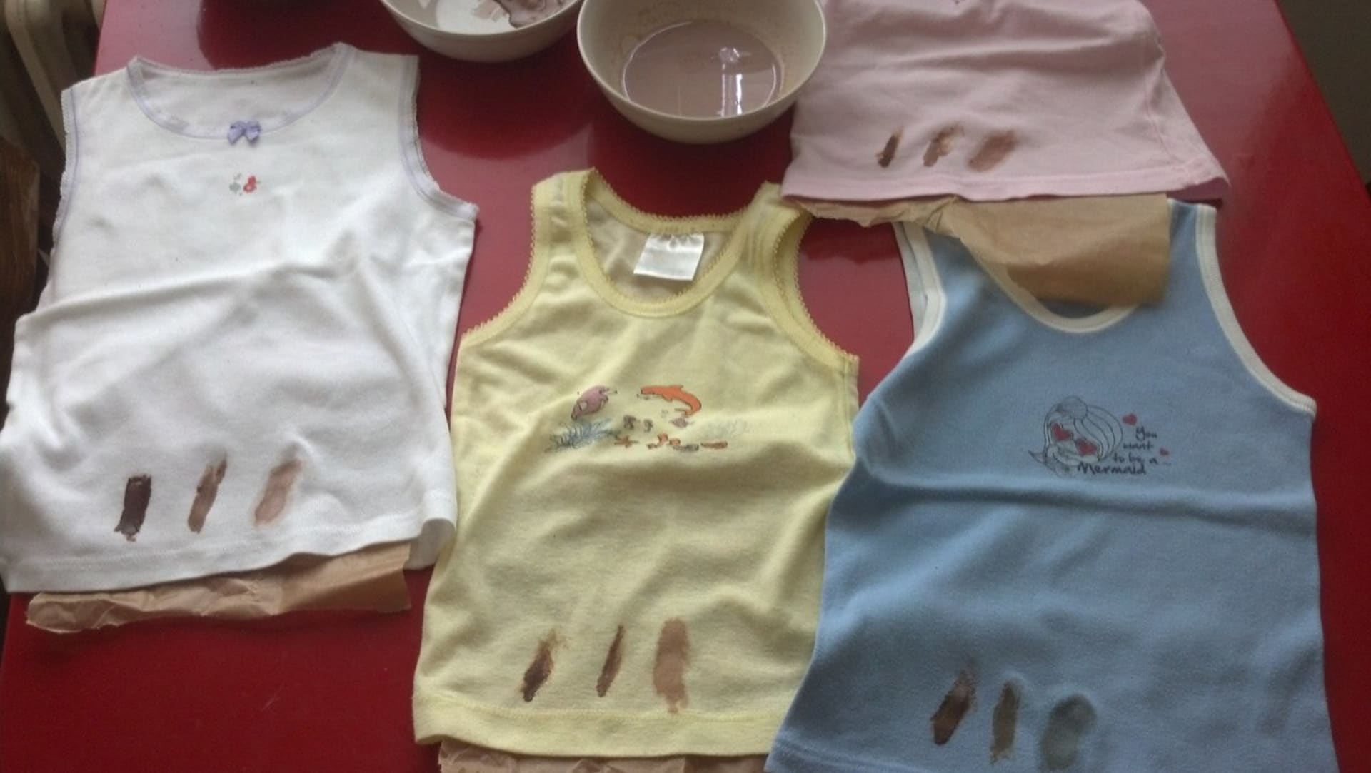 Plamy po truskawkach - na ubraniach dziecięcych