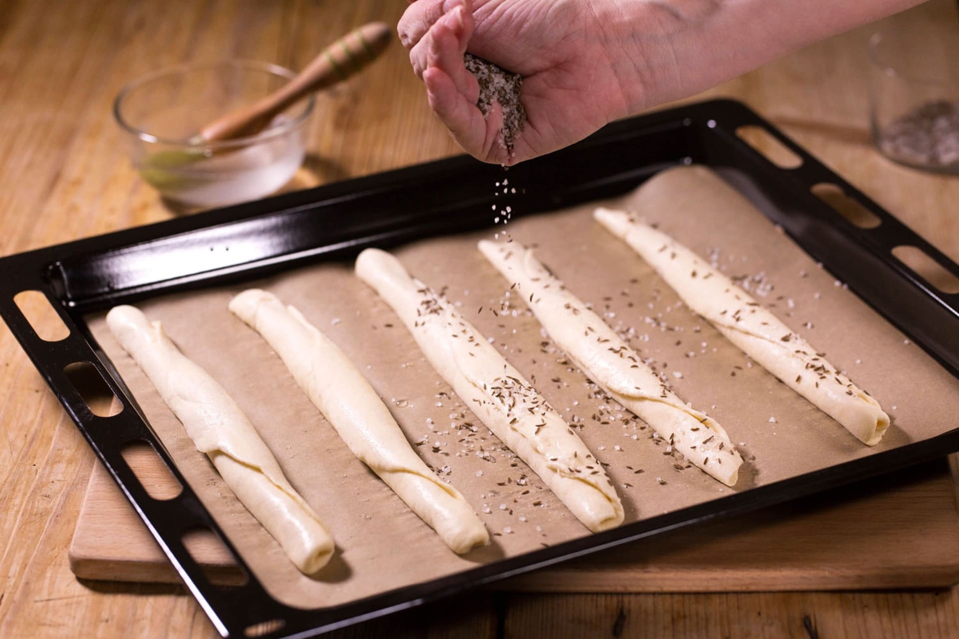 Przepis na domowe bułeczki pieczone w piekarniku: Przed pieczeniem bułeczki można posypać makiem, kminkiem, solą gruboziarnistą lub sezamem lub innymi ziarnami do smaku.